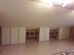 Шкаф в мансарду на заказ